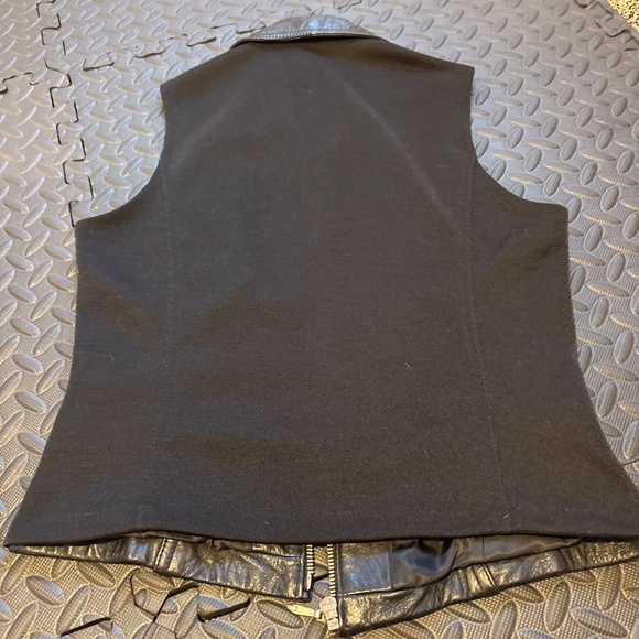 Women’s Wilson Leather Vest - Picture 3 of 3
